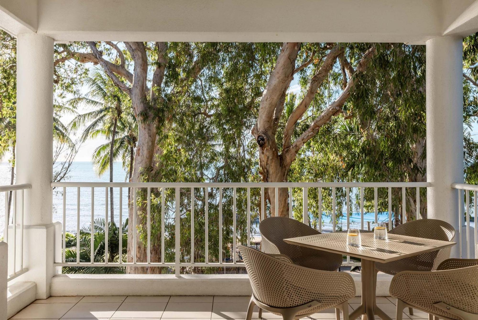 ホテル ペッパーズ ビーチ クラブ ＆ スパ パーム・コーブ エクステリア 写真 A view of the beach from a suite at the resort